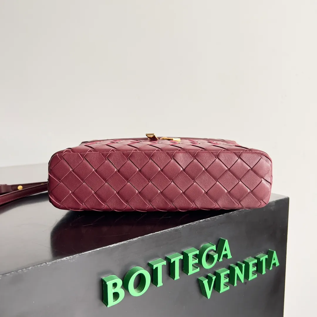 Batch 1360 Bottega Veneta 24 spring and summer woven zipper crossbody bag. A crossbody bag that can be used as a cosmetic bag. The exquisite weaving and compact body are an indispensable accessory for the upcoming summer. The double zipper also better protects the bag. It has a large capacity. If you like it, don’t miss it. Style number: 789109 Size: 22*12.5*5cm